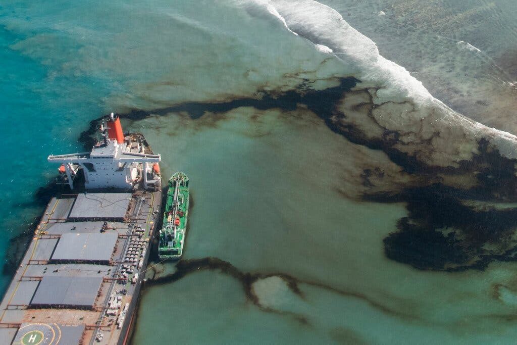 2 Ship Officers Plead Guilty to Light Charges in Mauritius Oil Spill